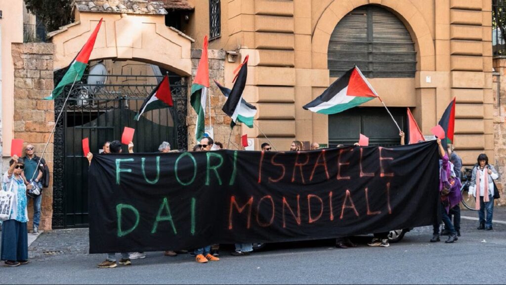 Una protesta svoltasi ieri alla sede della FIGC a Roma