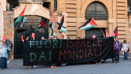 Una protesta svoltasi ieri alla sede della FIGC a Roma