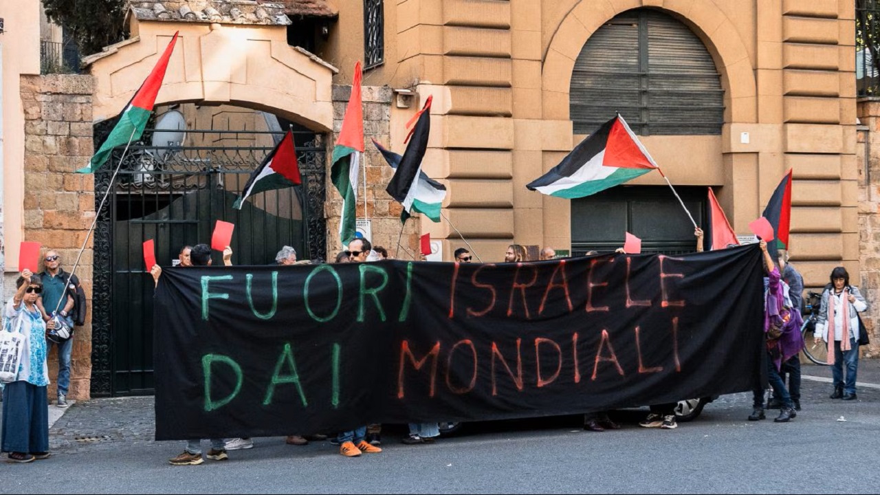 italia israele spacca i tifosi perch233 la fifa punisce la russia e premia israele