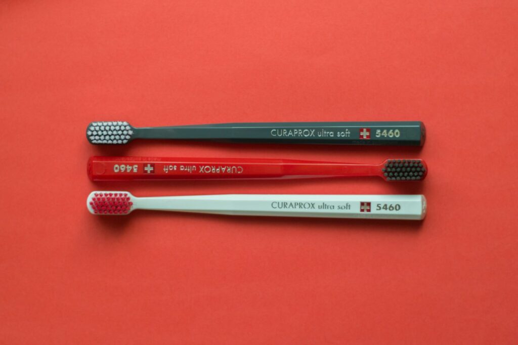 Fai attenzione: ecco sei abitudini igieniche che sicuramente stai facendo male (e che devi correggere subito) tre spazzolini