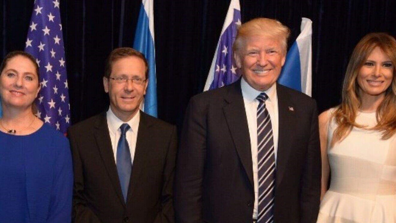 Isaac Herzog e Donald Trump con le rispettive mogli durante una visita a Gerusalemme nel 2017