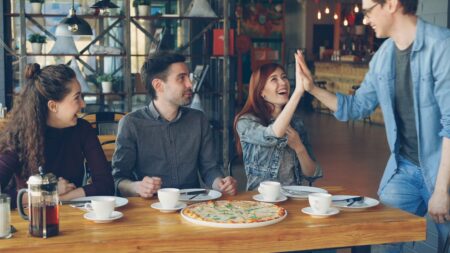 L'uso del semplice "ciao" come saluto informale si è esteso ben oltre i confini dell'Italia