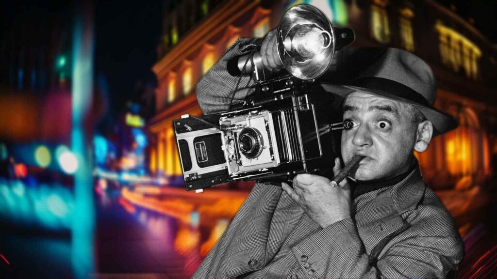 Weegee con la sua macchina fotografica