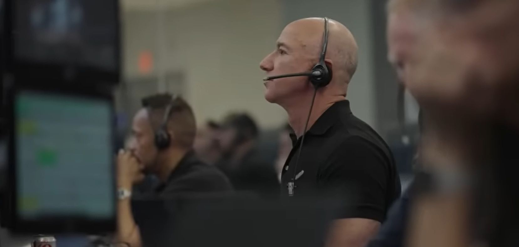 Bezos che guarda il lancio