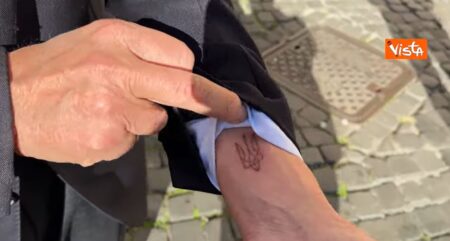 Carlo Calenda mostra il tridente ucraino