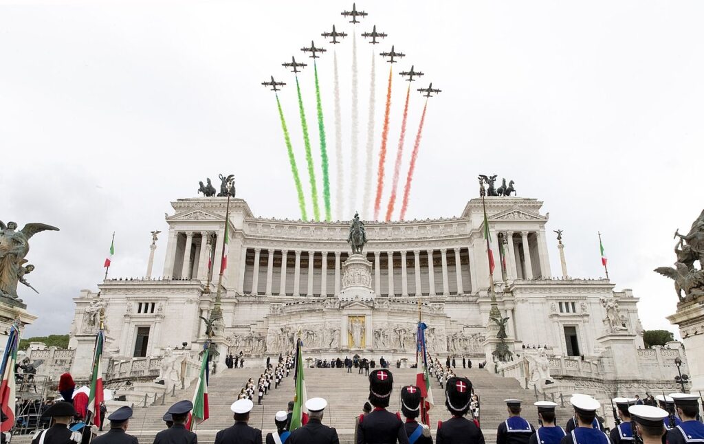 Il passaggio delle Frecce Tricolori dall'Altare della Patria il 4 novembre 2021