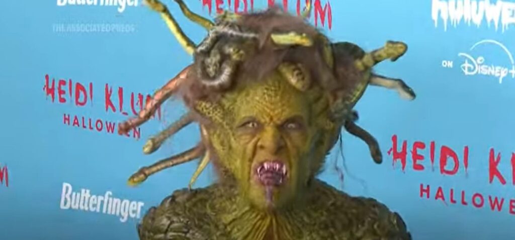 Heidi Klum pietrifica tutti con il costume da Medusa per Halloween 2025 Heidi Klum è Medusa