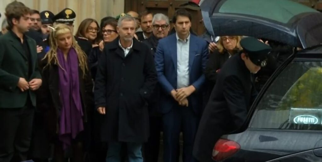 Il figlio e i nipoti di Ornella Vanoni salutano la bara