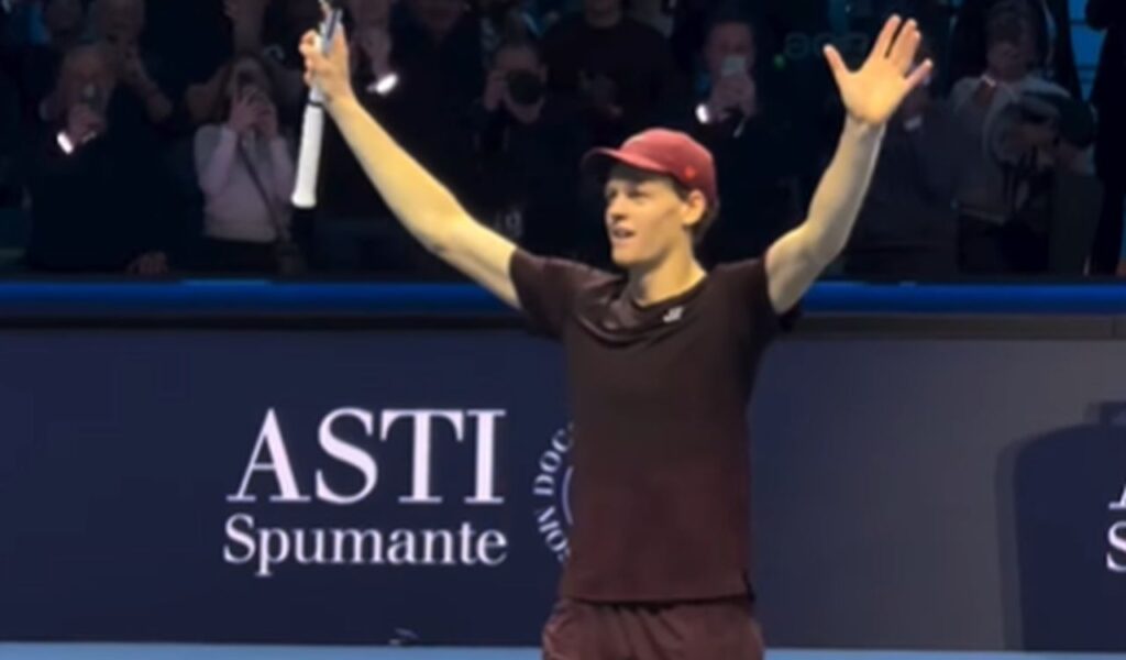 Jannik Sinner vittorioroso a Torino