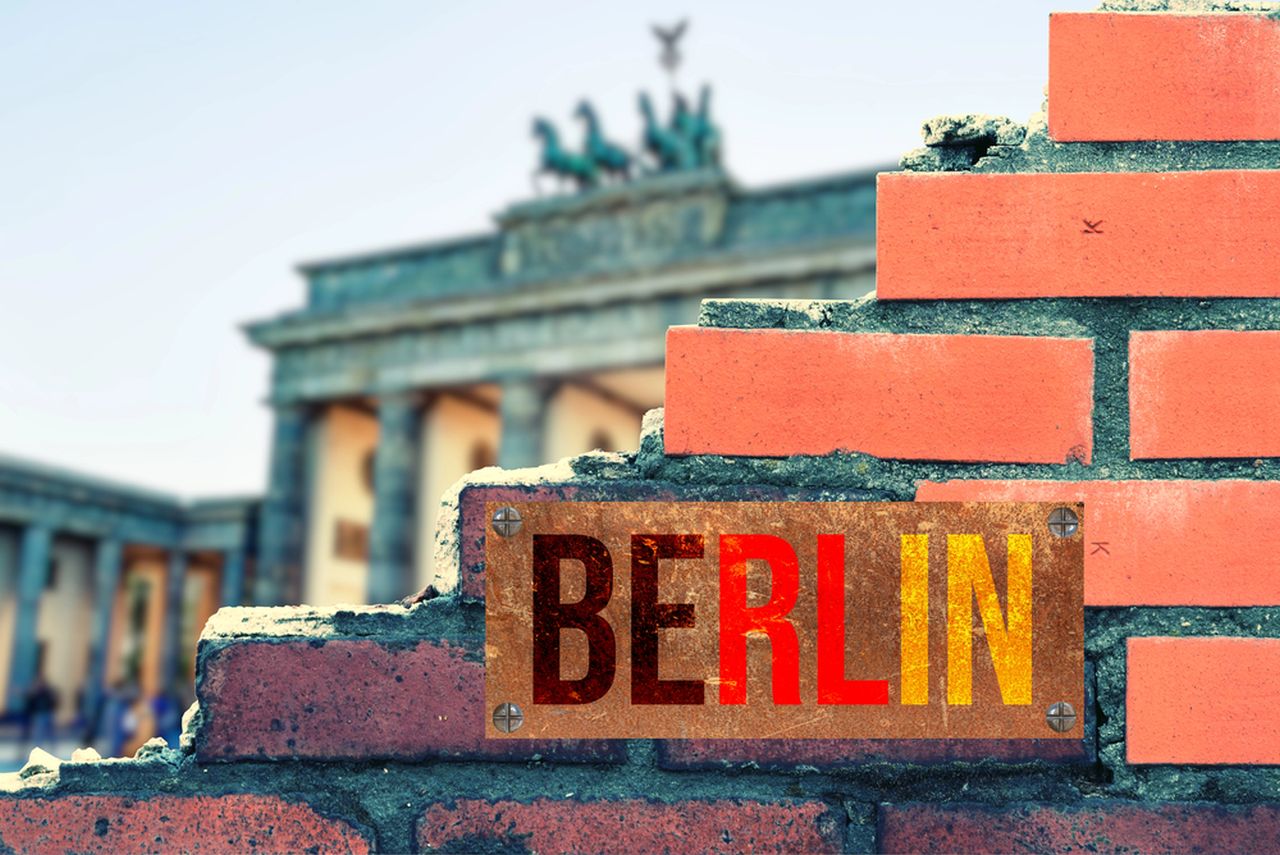 La scritta Berlin su un muro di mattoni