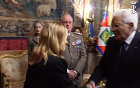 Giorgia Meloni e Sergio Mattarella durante la riunione del Consiglio Supremo della Difesa