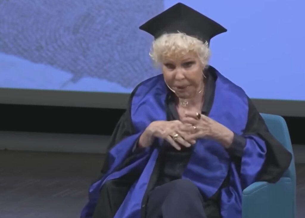Ornella Vanoni durante la cerimonia di assegnazione della laurea honoris causa