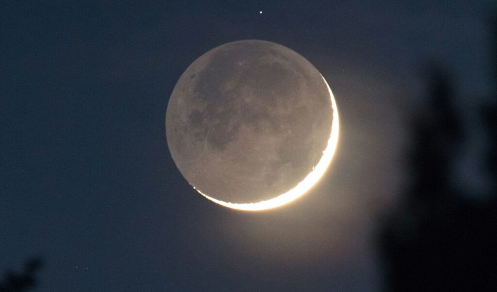 Una meravigliosa Luna parzialmente illuminata