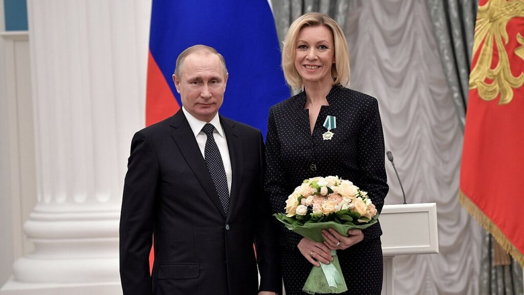 Maria Zakharova premiata da Vladimir Putin con l'Ordine dell'Amicizia nel 2017