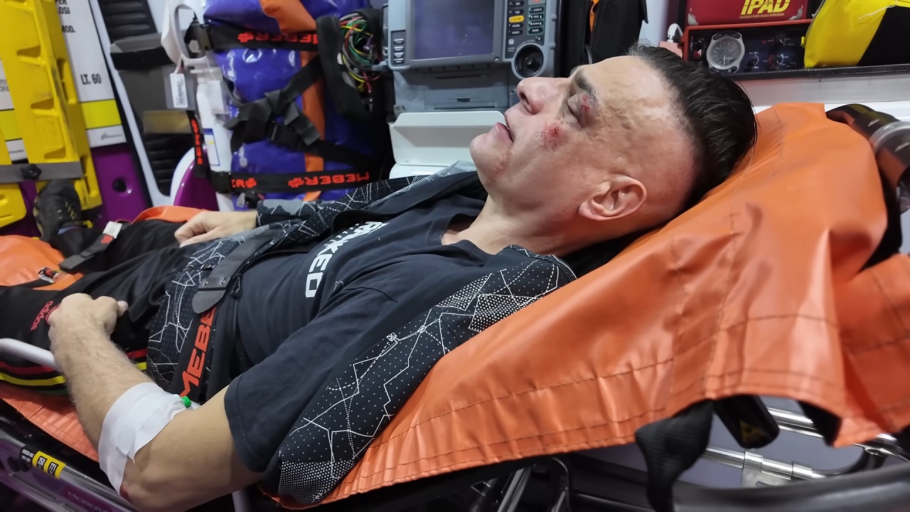 Simone Cicalone in ambulanza dopo l'aggressione