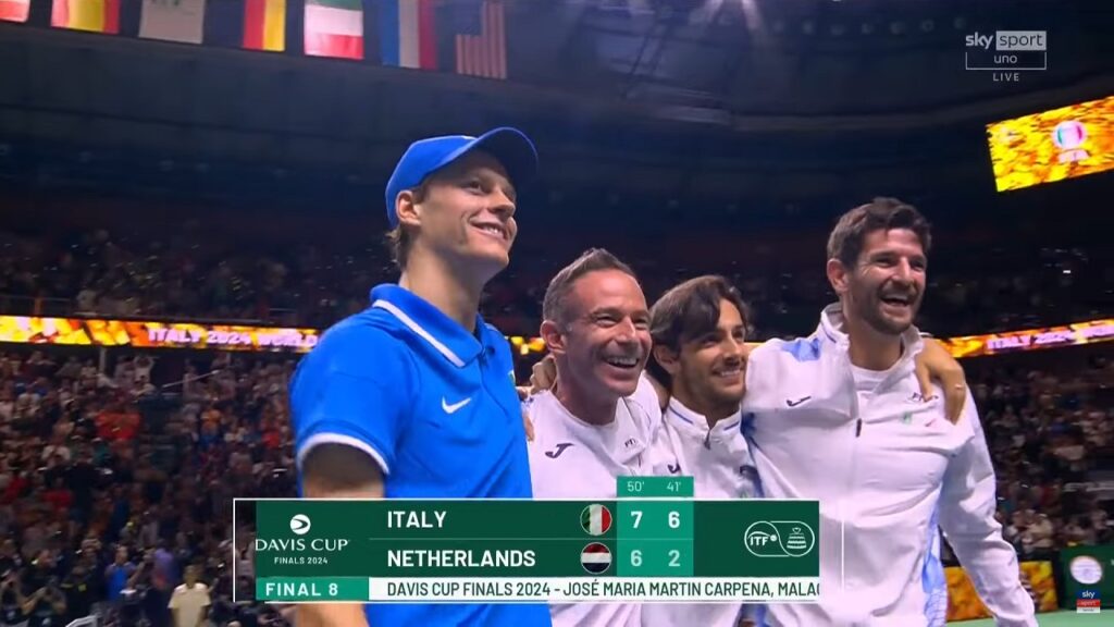Coppa Davis, oggi si comincia: Italia a caccia del tris. Nessun sostituto per Alcaraz, gli spagnoli restano in 4 Jannik Sinner festeggia la vittoria contro l'olandese Tallon Griekspoor, che è valsa all'Italia la vittoria della Coppa Davis 2024
