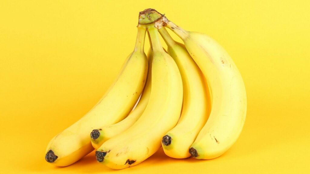 Banane su sfondo giallo