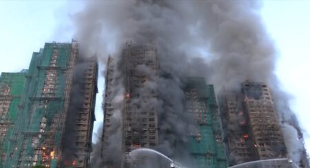 Il complesso residenziale di Hong Kong colpito dall'incendio di stamattina