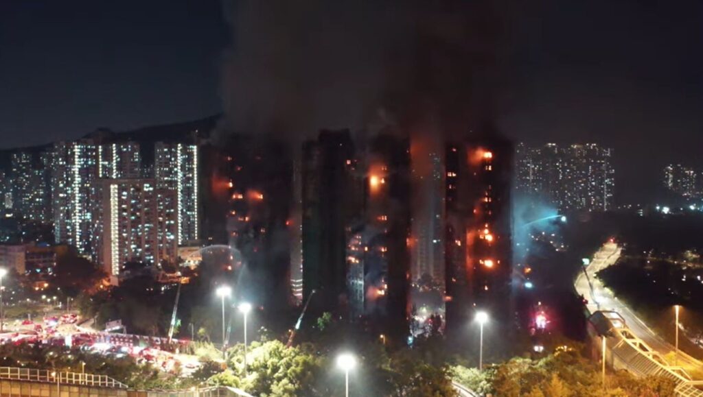 le immagini dell'incendio di Hong Kong