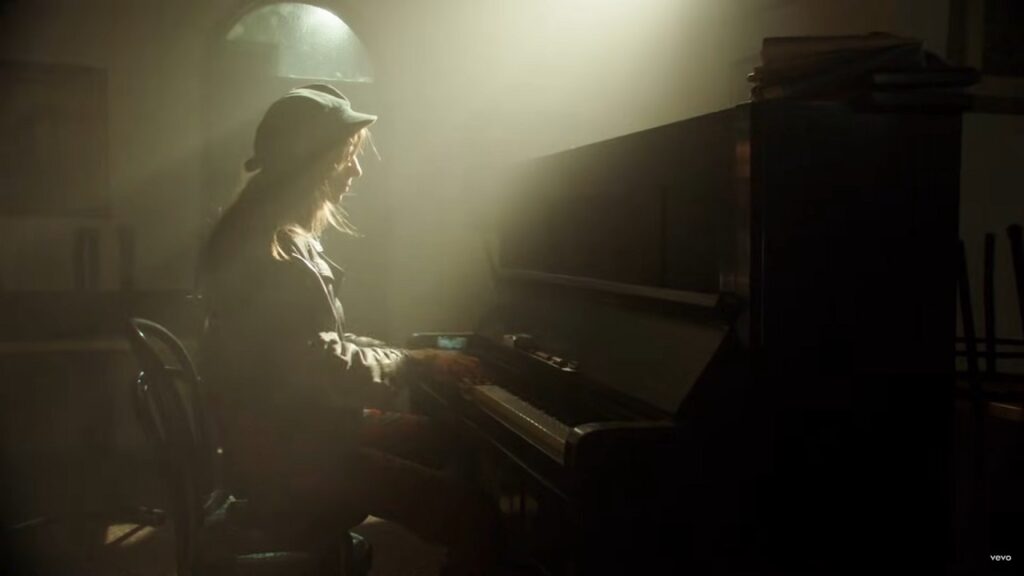 Lucio Corsi nel video di "Notte di Natale"