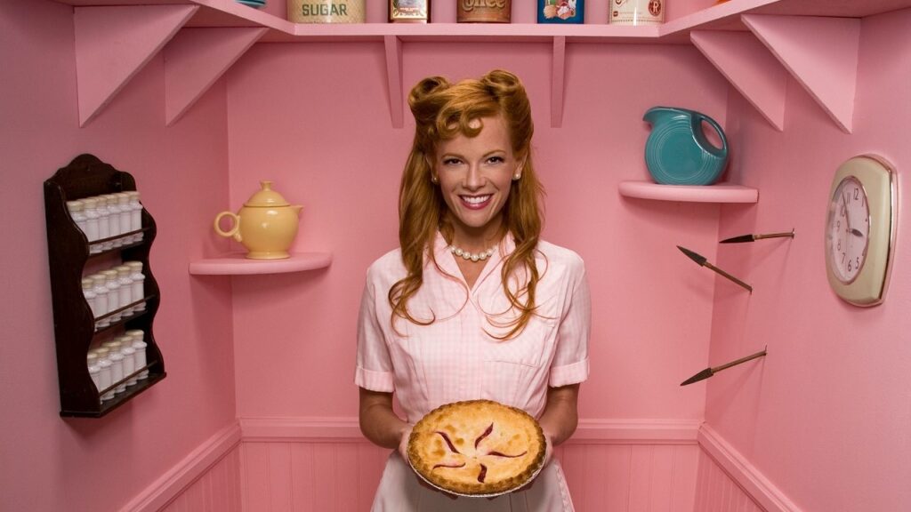 Tradwives: ecco chi sono le influencer che cucinano in grembiule rosa e promuovono la sottomissione al marito L'immagine di una classica tradwife