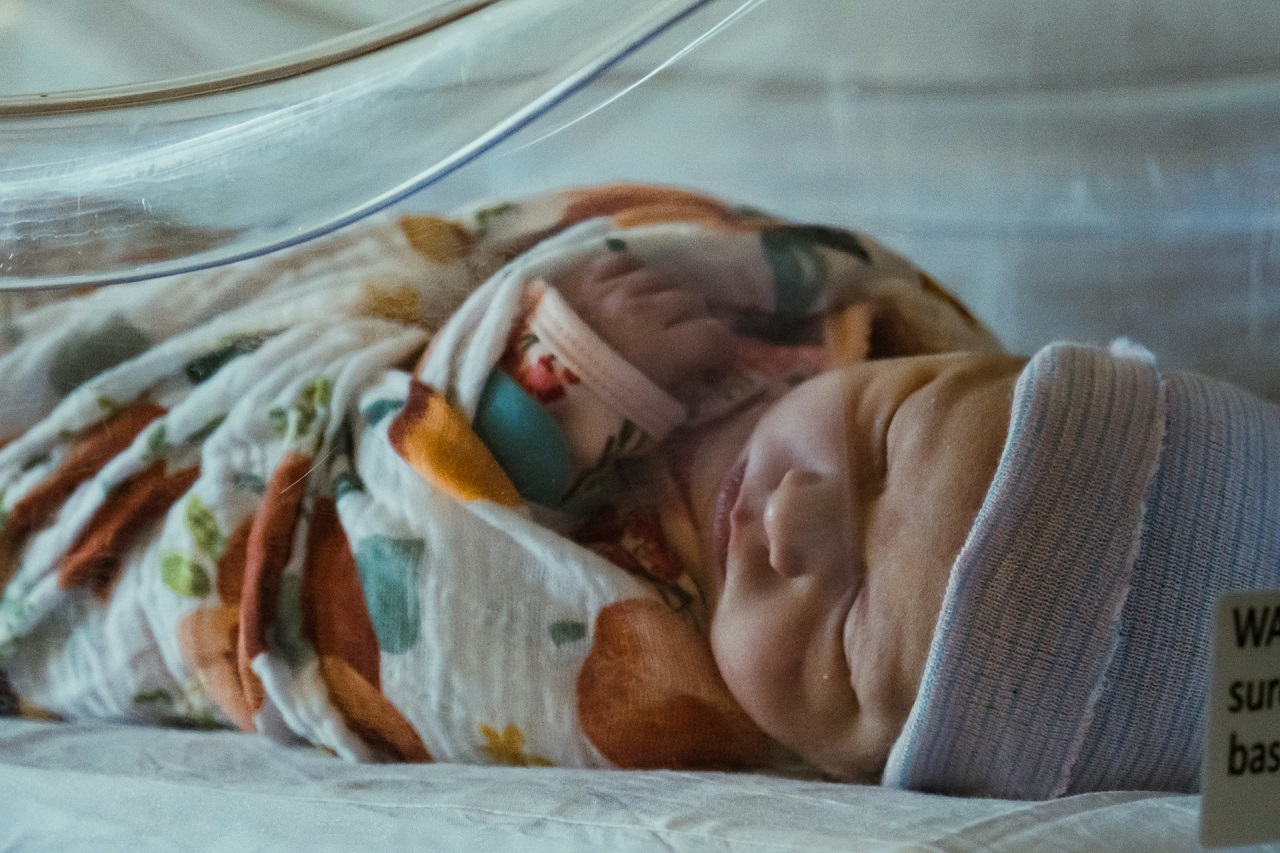 Un neonato in incubatrice