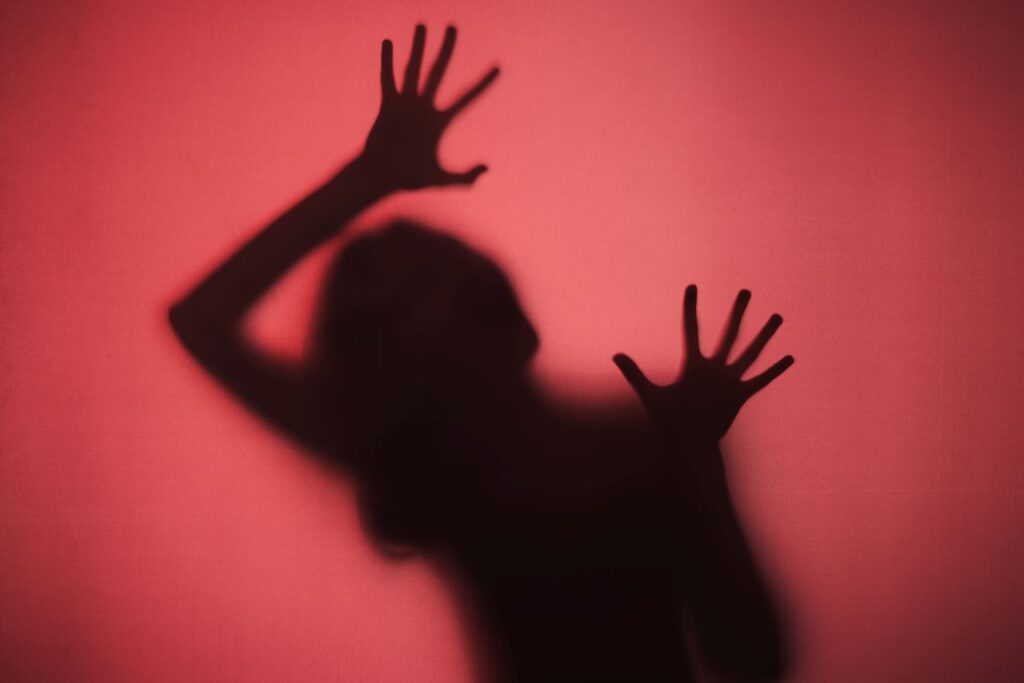 Capacità di intendere e di volere: come la legge valuta la mente di chi commette un reato sagoma di donna