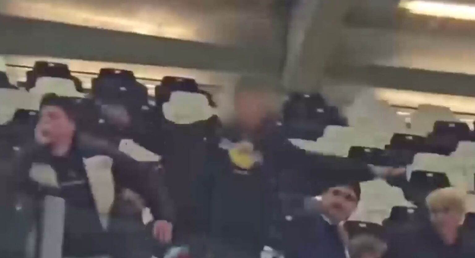 tifoso mima gesto Superga