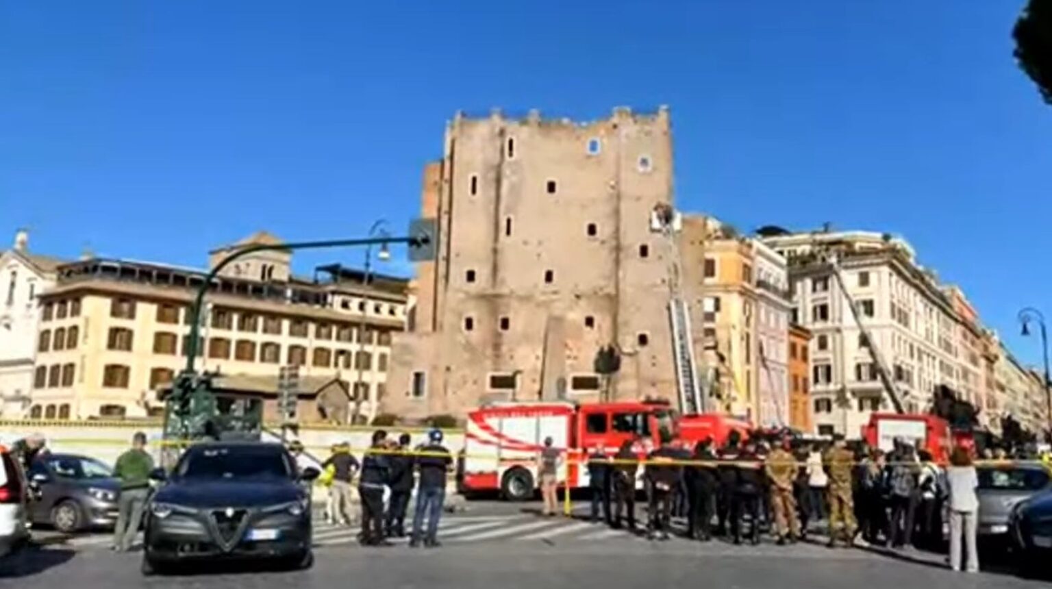 un dettaglio della torre dei conti crollata