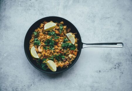 una padella con del cibo