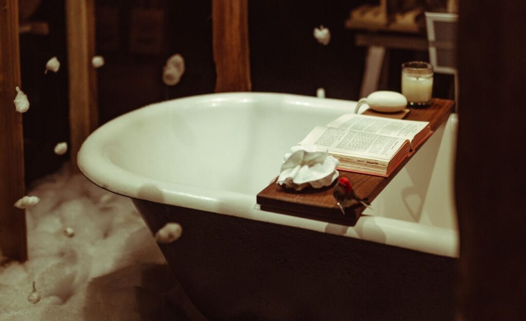 una vasca da bagno con vassoio