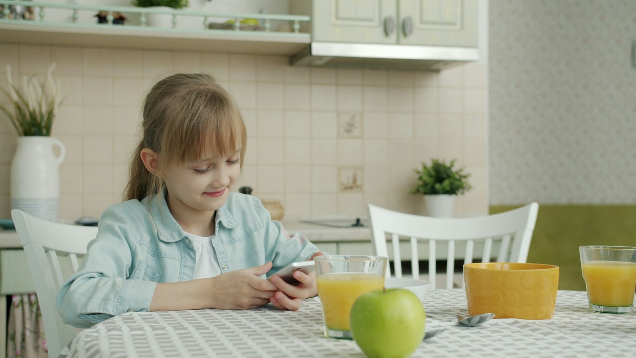 Una bambina con uno smartphone