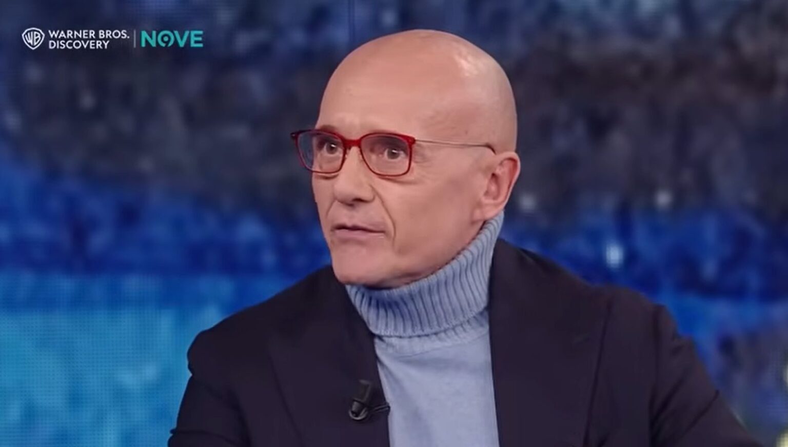 Alfonso Signorini si autosospende, Mediaset approva la decisione: “Giusto attenersi al Codice Etico aziendale” Alfonso Signorini