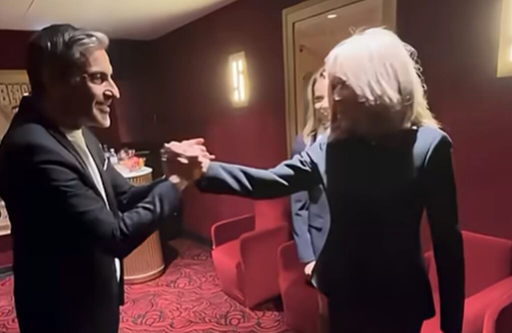 “Brutte str….”, è virale il video in cui Brigitte Macron attacca un collettivo femminista che aveva fermato lo show di un comico assolto per stupro Brigitte Macron con Ary Abittan
