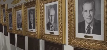 Biden l’addormentato e Barack “Hussein” Obama, Trump ridicolizza i predecessori con targhe dispregiative Corridoio casa bianca