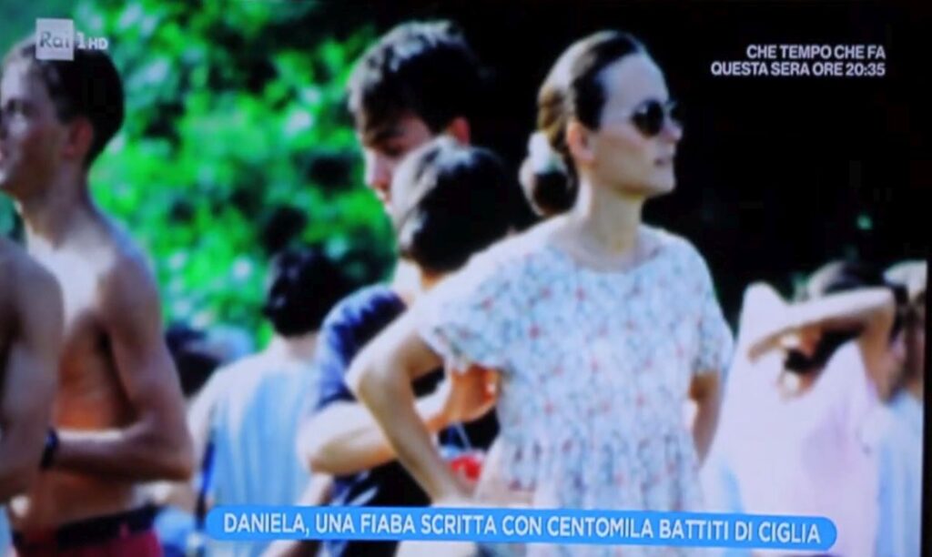 Da 20 anni parla solo con gli occhi e così ha scritto un libro di favole per i figli: chi è Daniela Gazzano la mamma che oggi sarà Ufficiale al Merito della Repubblica italiana Daniela Gazzano