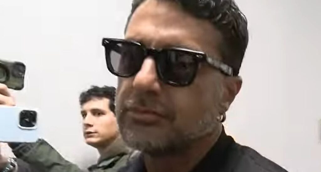 Fabrizio Corona prima di entrare dai PM