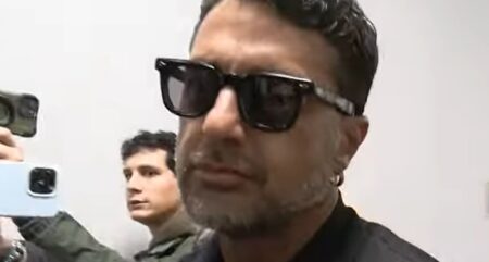 Fabrizio Corona prima di entrare dai PM