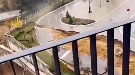 Il crollo della strada in Serbia