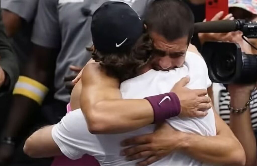 L'abbraccio tra Alcaraz e Ferrero