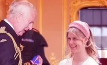 È la nipote di re Carlo, ma Lady Louise Windsor sul treno si siede per terra senza problemi e studia Lady Louise Windsor