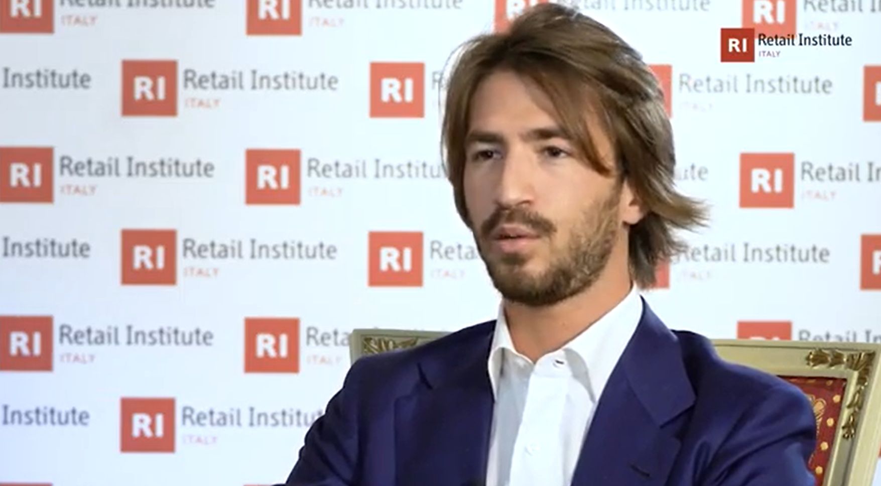 Leonardo Maria Del Vecchio durante un'intervista