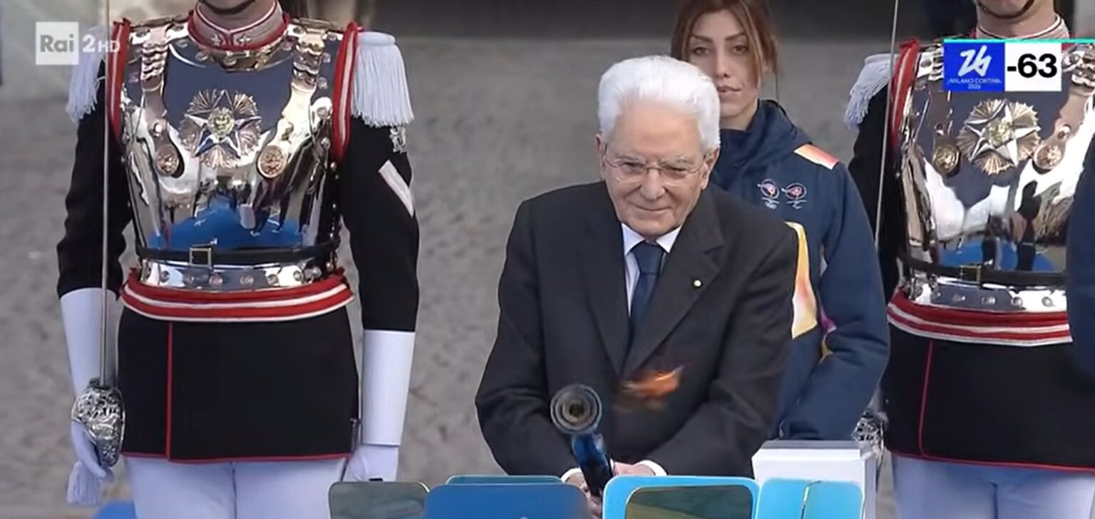 Mattarella accende il braciere olimpico