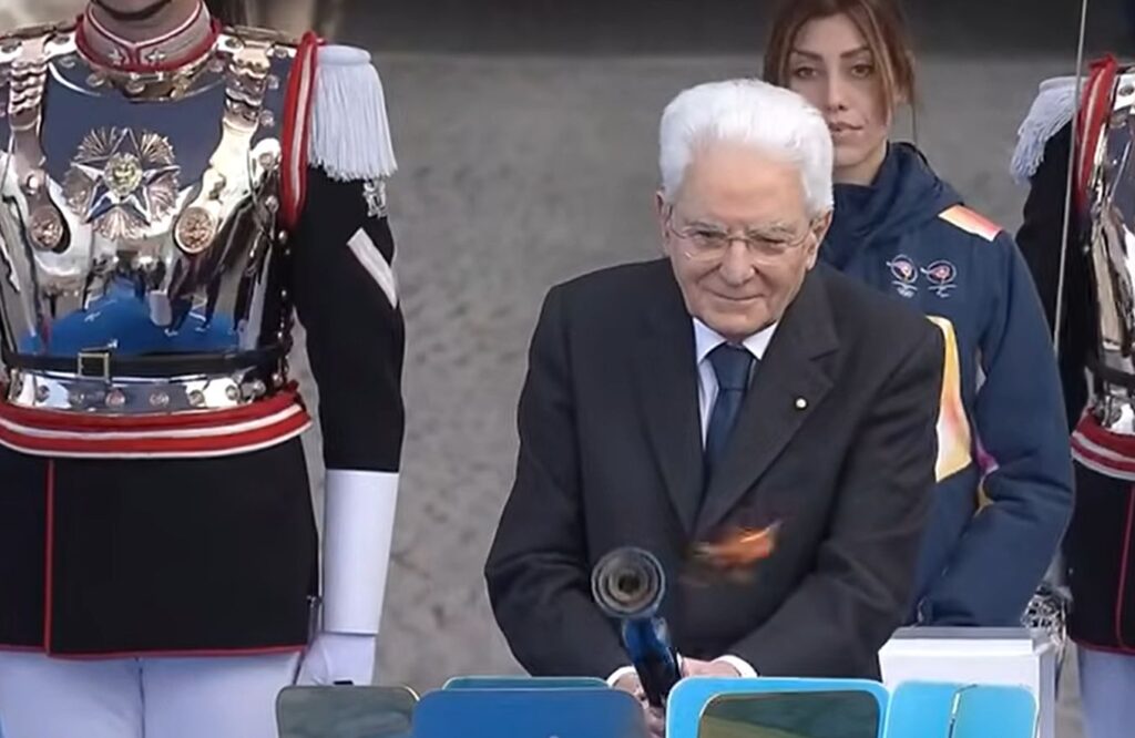 Mattarella accende il braciere olimpico