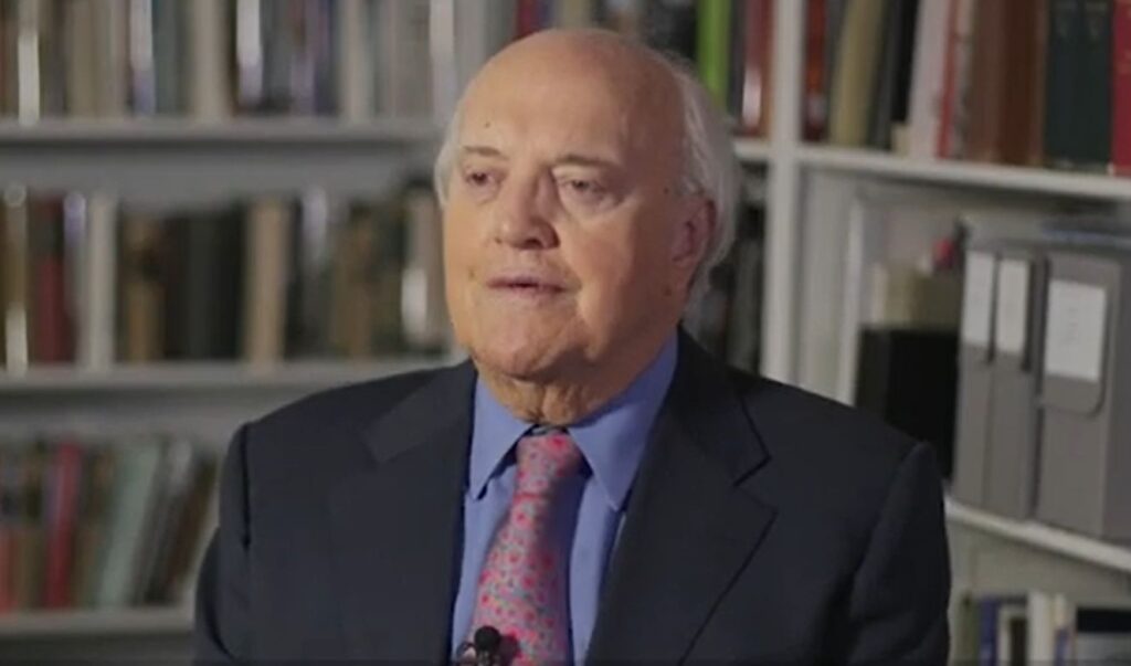 Addio a Peter Arnett, leggendario reporter di guerra che raccontò il Vietnam e l’Iraq: si tuffò in un fiume pur di dare una notizia Peter Arnett