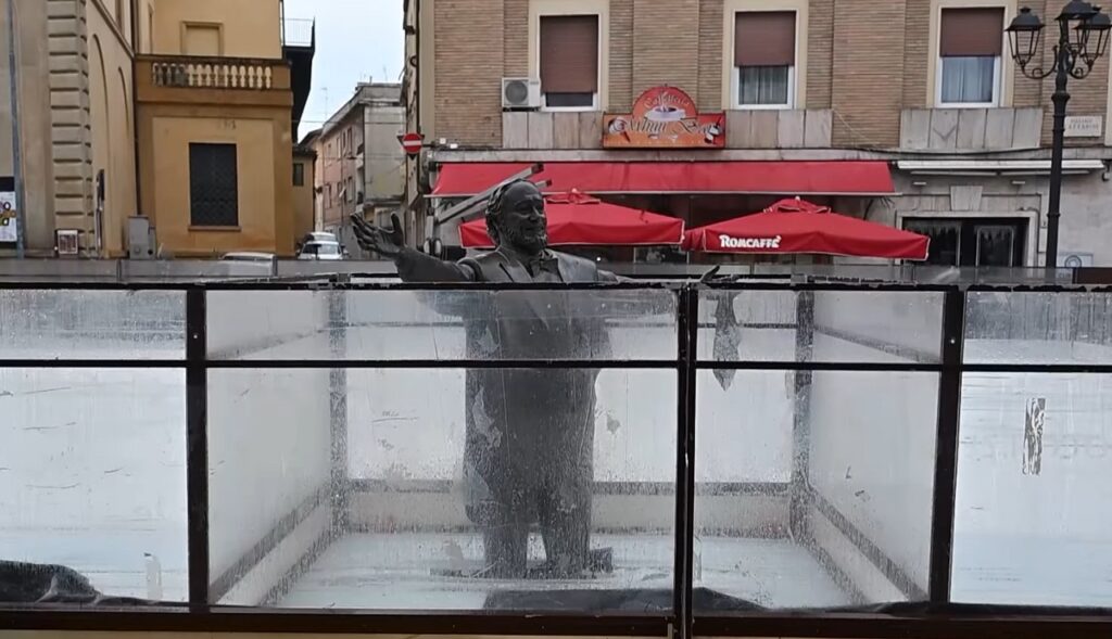 La statua di Pavarotti a Pesaro, attualmente inglobata in una pista di pattinaggio