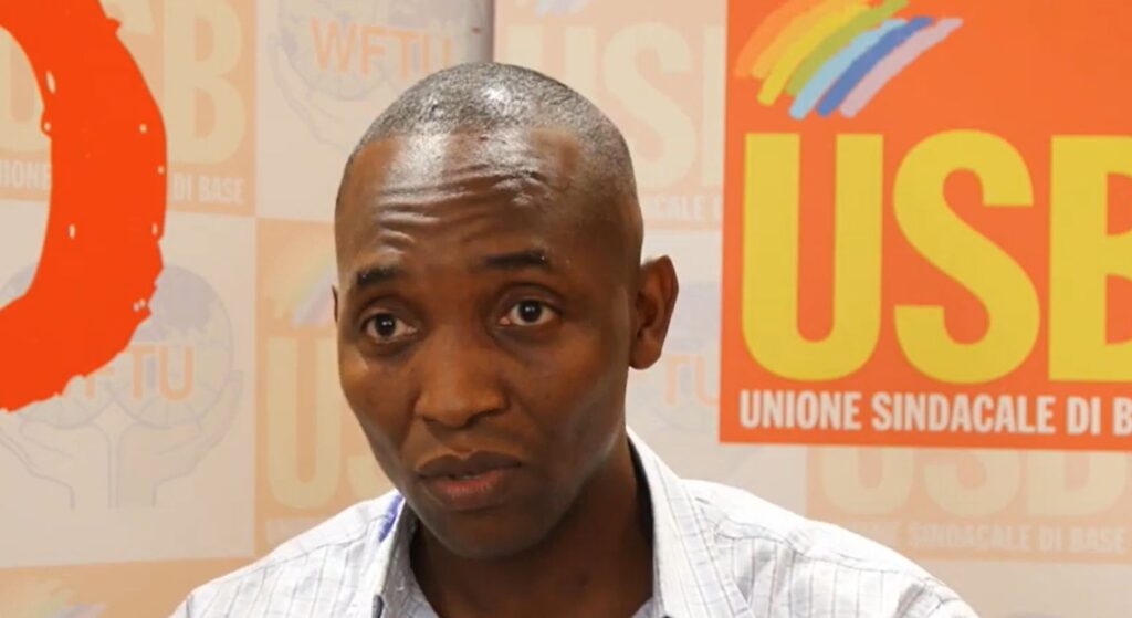 Gli stivali sporchi di fango in Parlamento, il caso giudiziario, ora la possibile svolta a destra: chi è Aboubakar Soumahoro Primo piano di Aboubakar Soumahoro