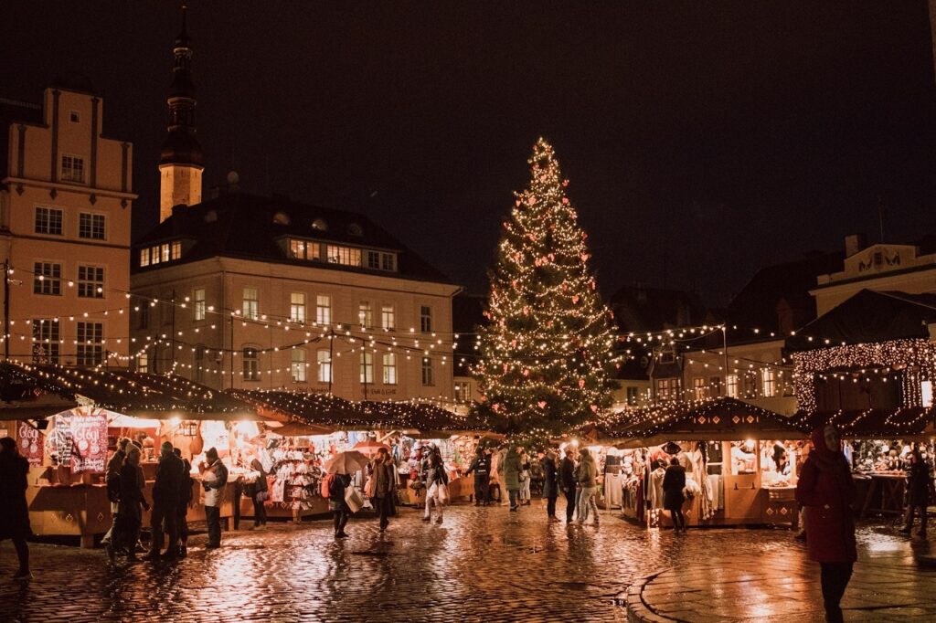 Una piazza decorata a festa con albero e addobbi di Natale