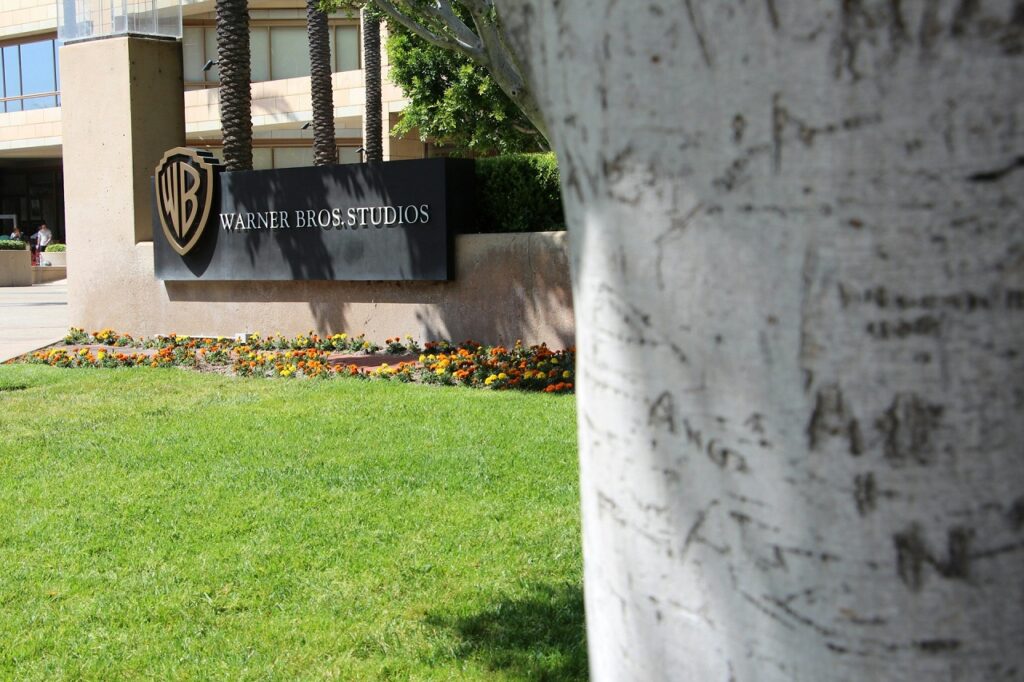 Netflix compra Warner Bros. e HBO Max per 82,7 miliardi: cosa succede ai film e alle serie? L'ingresso di uno studio della Warner Bros. a Los Angeles
