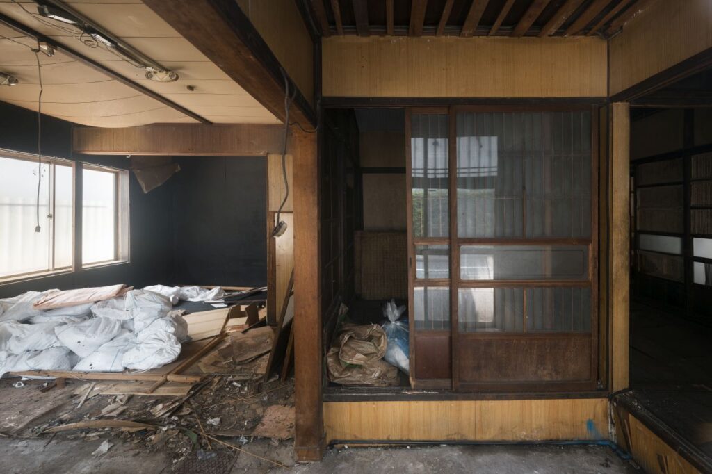 Ora è allarme “megaterremoto” in Giappone: sarebbe il primo della storia: a rischio 300mila vite casa giapponese in macerie